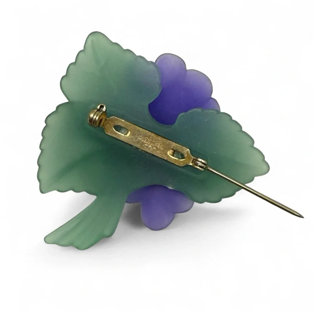Vintage Avon Sweet Violet Frosted Lucite Brooch Pin 1983 Faux Pearl Purple Green